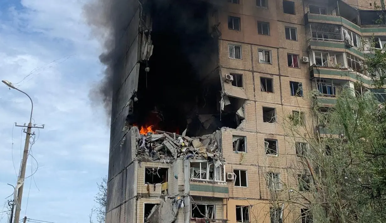 Bangunan tempat tinggal sembilan lantai yang sebagian hancur akibat serangan rudal Rusia di Rig Kryvyi, di tengah invasi Rusia ke Ukraina Pada 31 Juli 2023. (AFP/Ukrainian Emergency Service)
