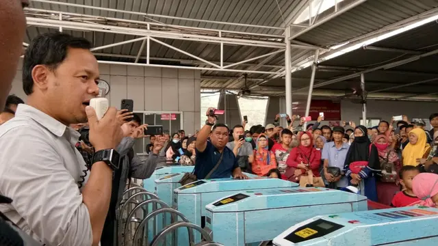 Wali Kota Bogor Bima Arya melihat kondisi Stasiun Bogor yang dipadati warga menunggu listrik menyala.