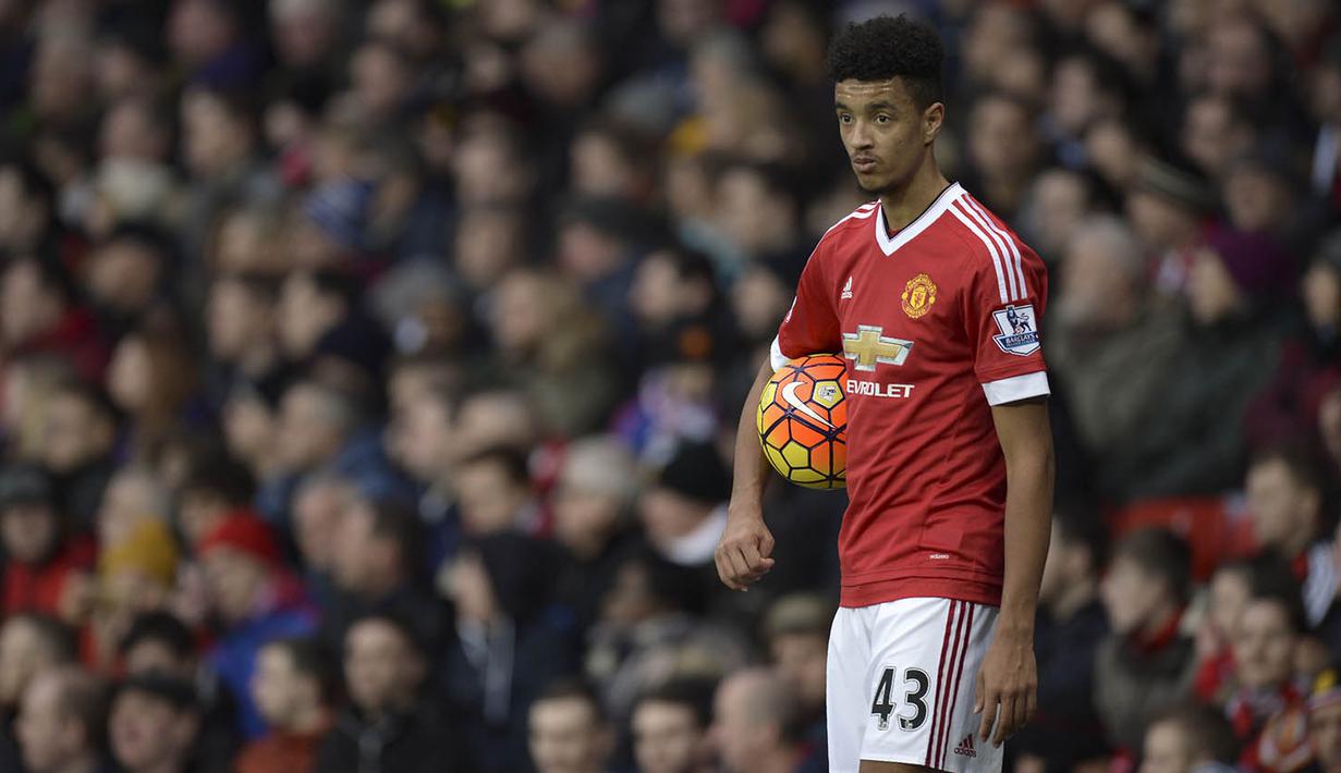 1. Cameron Borthwick-Jackson (19 tahun), musim lalu, Louis van Gaal mengorbitkan namanya ke tim senior MU. Pesepak bola dengan posisi bek sayap kanan ini berhasil tampil 10 kali pada ajang Premier League. (AFP/Oli Scarff)