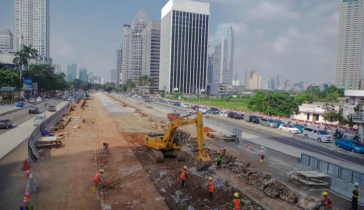 Sebuah alat berat melakukan proses pengerukan pembangunan stasiun bawah tanah MRT di jalan Sudirman, Jakarta, Kamis (14/8/14). (Liputan6.com/Faizal Fanani)