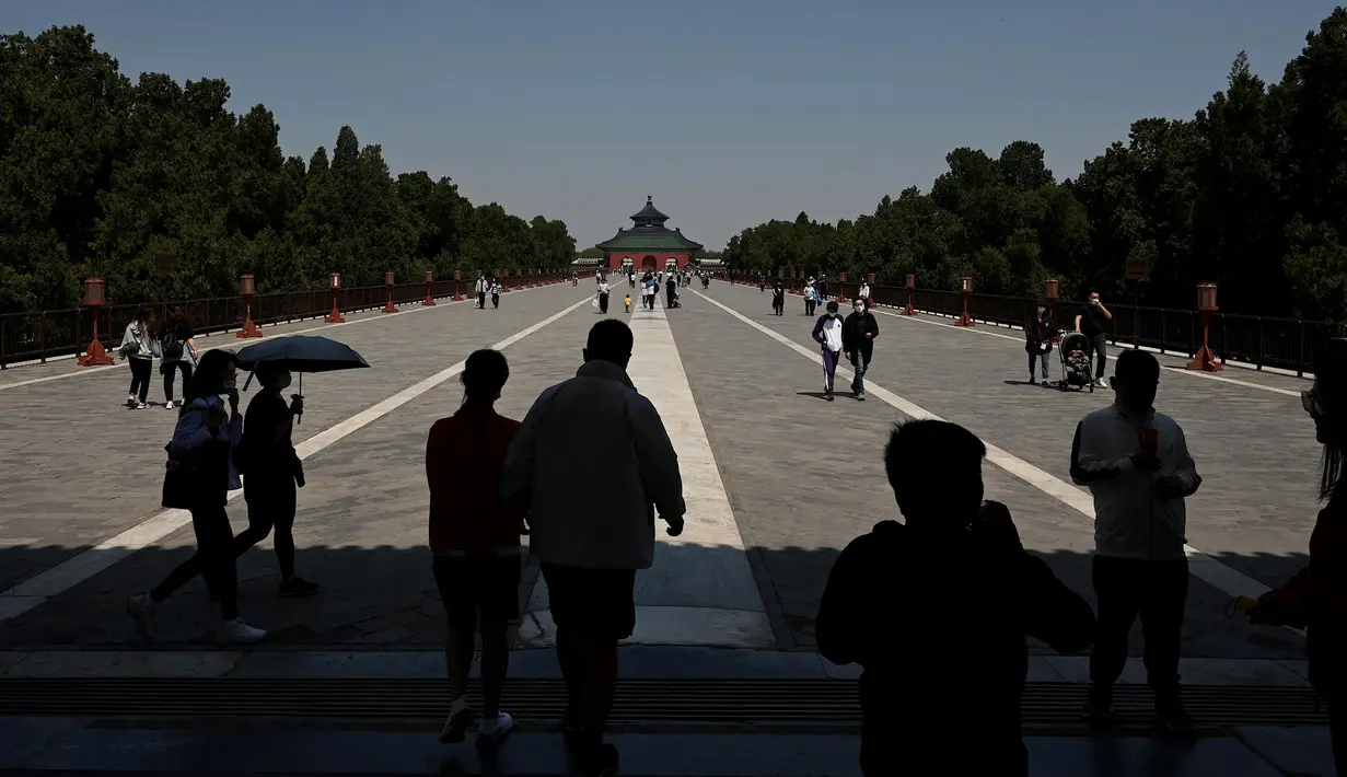 <p>Orang-orang mengunjungi Kuil Surga saat liburan Hari Buruh di Beijing, China, 2 Mei 2022. Hari Buruh pada umumnya dirayakan pada tanggal 1 Mei, dan dikenal dengan sebutan May Day. (Noel Celis/AFP)</p>