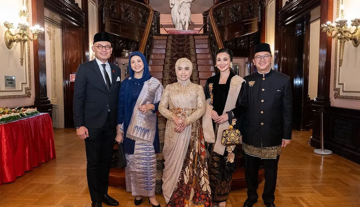 Penampilan penuh pesona Putri Ariani ketika tampil di KBRI di Washington D.C. Ia mengenakan dress bernuansa cokelat keemasan dengan sentuhan kain batik merah di bagian roknya. [Foto: Instagram/arianinismaputri]