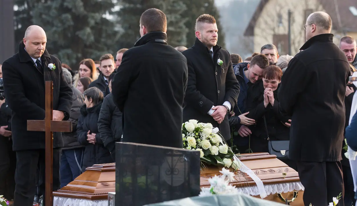 Kerabat dan keluarga melakukan upacara pemakaman wartawan investigasi Jan Kuciak yang tewas dibunuh di Stiavnik, Slovakia (3/3). (AP Photo/Bundas Engler)