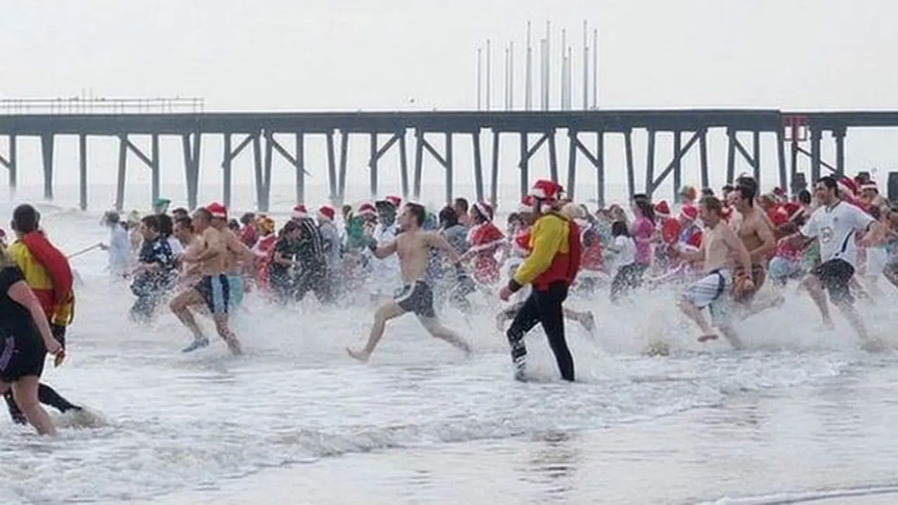 Berenang saat Natal di Inggris. (BBC)