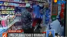 Pelaku pertama yang diketahui beraksen Malaysia bertugas mengalihkan perhatian salah satu kasir.
