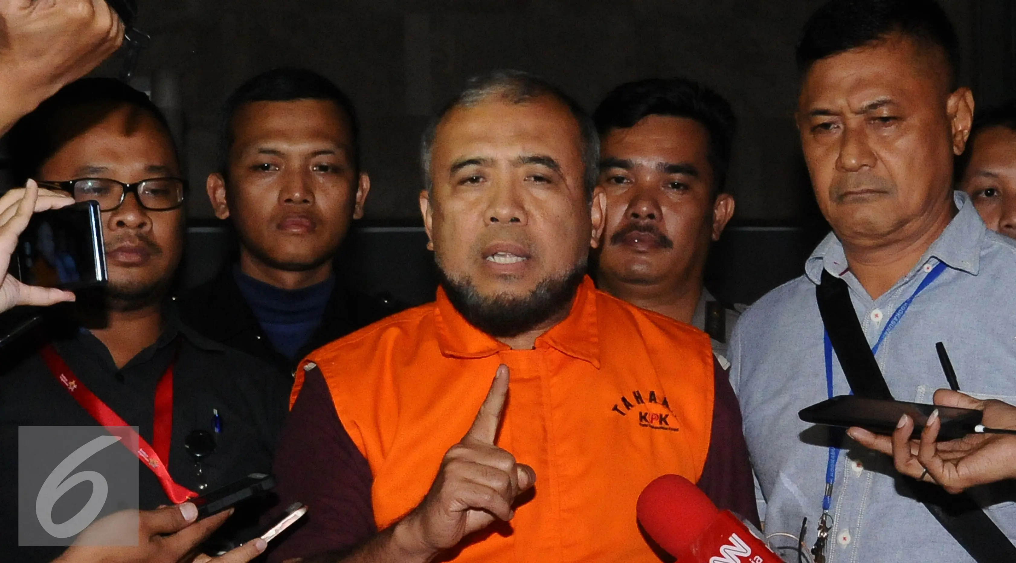 Hakim Mahkamah Konstitusi, Patrialis Akbar (tengah) memberi keterangan saat keluar dari gedung KPK, Jakarta, Jumat (27/1). Patrialis diduga menerima suap uji materi undang-undang tentang peternakan dan kesehatan hewan. (Liputan6.com/Helmi Fithriansyah)