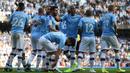 Para pemain Manchester City merayakan gol yang dicetak Bernardo Silva ke gawang Watford pada laga Premier League di Stadion Etihad, Manchester, Sabtu (21/9). City menang 8-0 dari Watford. (AFP/Oli Scarff)