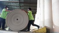 Pekerja beraktivitas membawa gulungan kertas di pabrik PT Eco Paper Indonesia di Subang, Jawa Barat (Liputan6.com/HO)