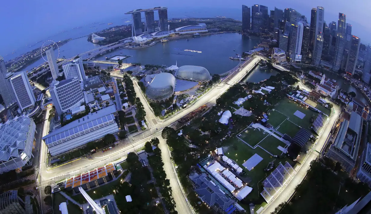 Suasana kawasan Sirkuit Marina Bay City tempat penyelenggaraan F1 GP Singapura (17/9/2017). Pebalap Mercedes, Lewis Hamilton menjadi juara pada ajang tersebut. (AP/Wong Maye-E, File)