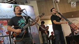 Grup musik Payung Teduh tampil membawakan sejumlah lagu saat merilis album terbaru di kawasan Kemang, Jakarta, Selasa (19/12). Pada album ini berisikan 9 lagu yang salah satunya terdiri lagu terkenal yang berjudul "Akad". (Liputan6.com/Herman Zakharia)