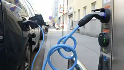 Mobil listrik sedang diisi daya di sebuah stasiun pengisian daya umum di Wina, Austria (14/7/2020). Menurut Asosiasi Federal Austria untuk Mobilitas Listrik, 4.805 mobil bertenaga listrik penuh telah didaftarkan di Austria hingga akhir Juni tahun ini, atau 4,3 persen dari seluruh pendaftaran mobil b