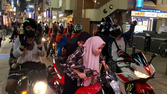 6 Editan Foto Cewek Naik Motor Ini Bikin Tepuk Jidat, Ikut Balapan di Sirkuit
