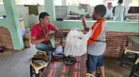 Satrio Rindang Anggoro, 12, saat berjualan aneka makanan ringan di Angkringan Cemuk, Kecamatan Giriwoyo, Minggu (27/9/2020). (Solopos/M. Aris Munandar)