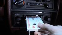 radio kaset di sebuah mobil zaman dulu yang sudah tidak ditemukan lagi pada mobil modern (Youtube: TheAlternativeScoop)