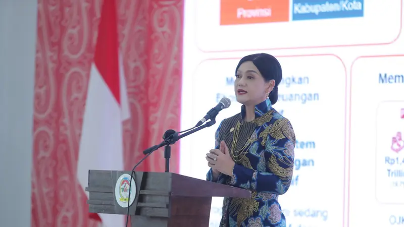 Kepala Eksekutif Pengawas Perilaku Pelaku Usaha Jasa Keuangan, Edukasi dan Pelindungan Konsumen OJK Friderica Widyasari Dewi dalam acara edukasi keuangan yang digelar di Pendopo Kantor Bupati Toba, Balige Sumatera Utara, Jumat (9/8/2024). (Dok OJK)