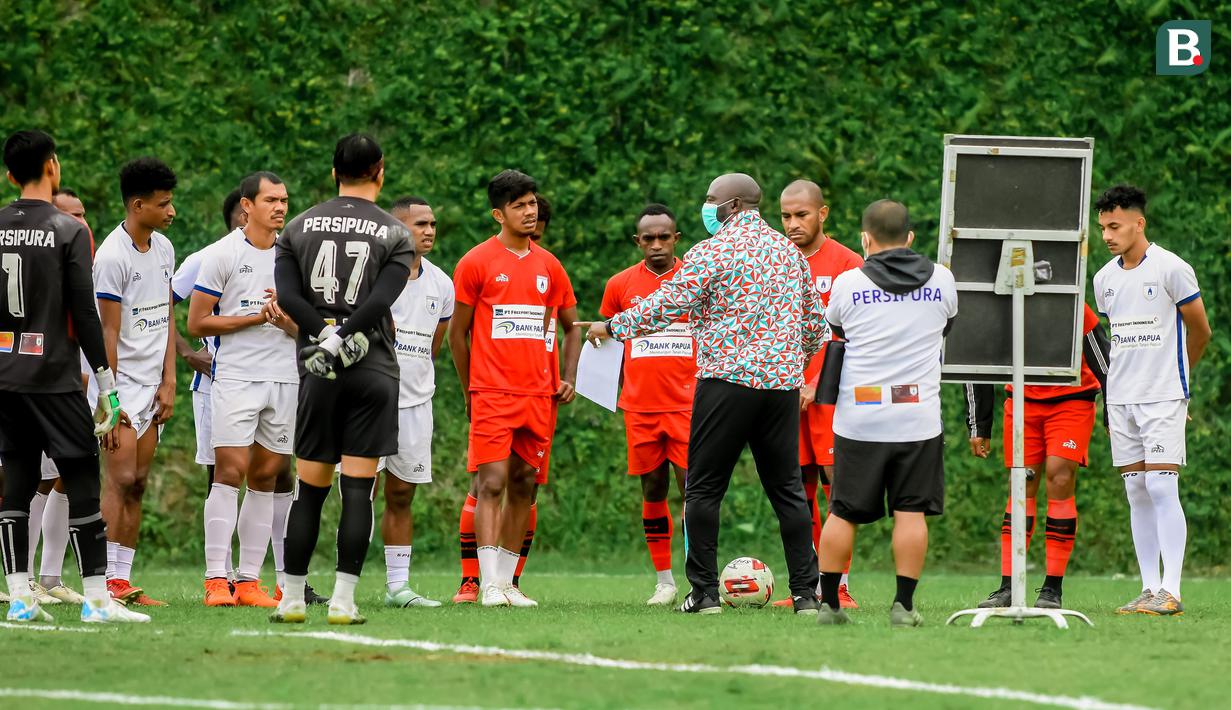 Pelatih Persipura, Jacksen Tiago memberikan instruksi kepada pemain sebelum internal game dimulai di Kusuma Agro Wisata, Batu, Malang, Jawa Timur. (Foto: Bola.com/Iwan Setiawan)