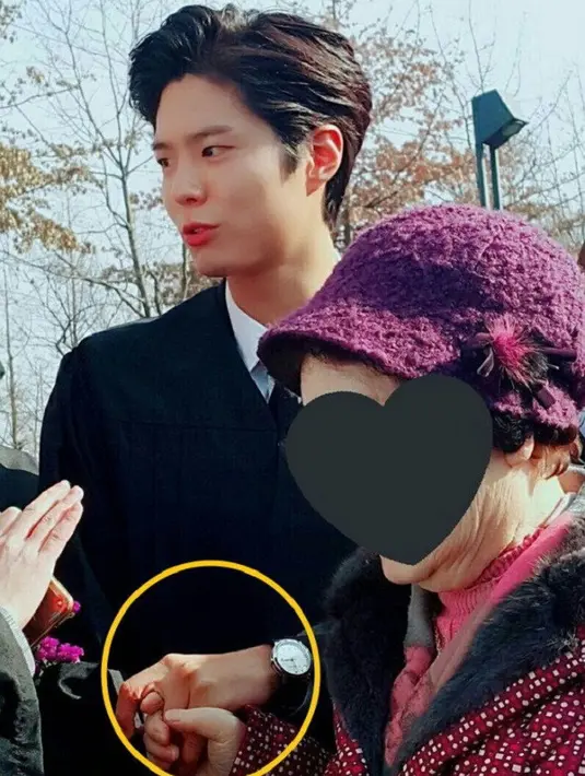 Seorang nenek yang datang untuk menghadiri wisuda cucunya terlihat berusaha melihat Park Bo Gum dari dekat. Karena ricuh, ia pun berinisiatif untuk melindungi sang nenek. (Foto: Allkpop.com)