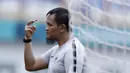 Pelatih kiper Timnas Indonesia, Kurnia Sandy, saat sesi latihan di Stadion Wibawa Mukti, Jawa Barat, Minggu (4/11). Latihan ini merupakan persiapan jelang Piala AFF 2018. (Bola.com/M Iqbal Ichsan)