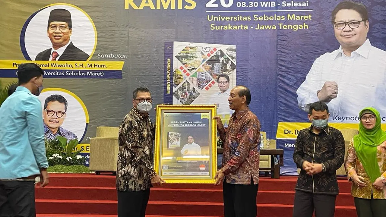 Menko Airlangga saat menyampaikan keynote speech secara virtual dalam Kuliah Umum dan Kajian Buku Pembiayaan UMKM Batch XIII di Universitas Sebelas Maret, Kamis (20/10/2022)
