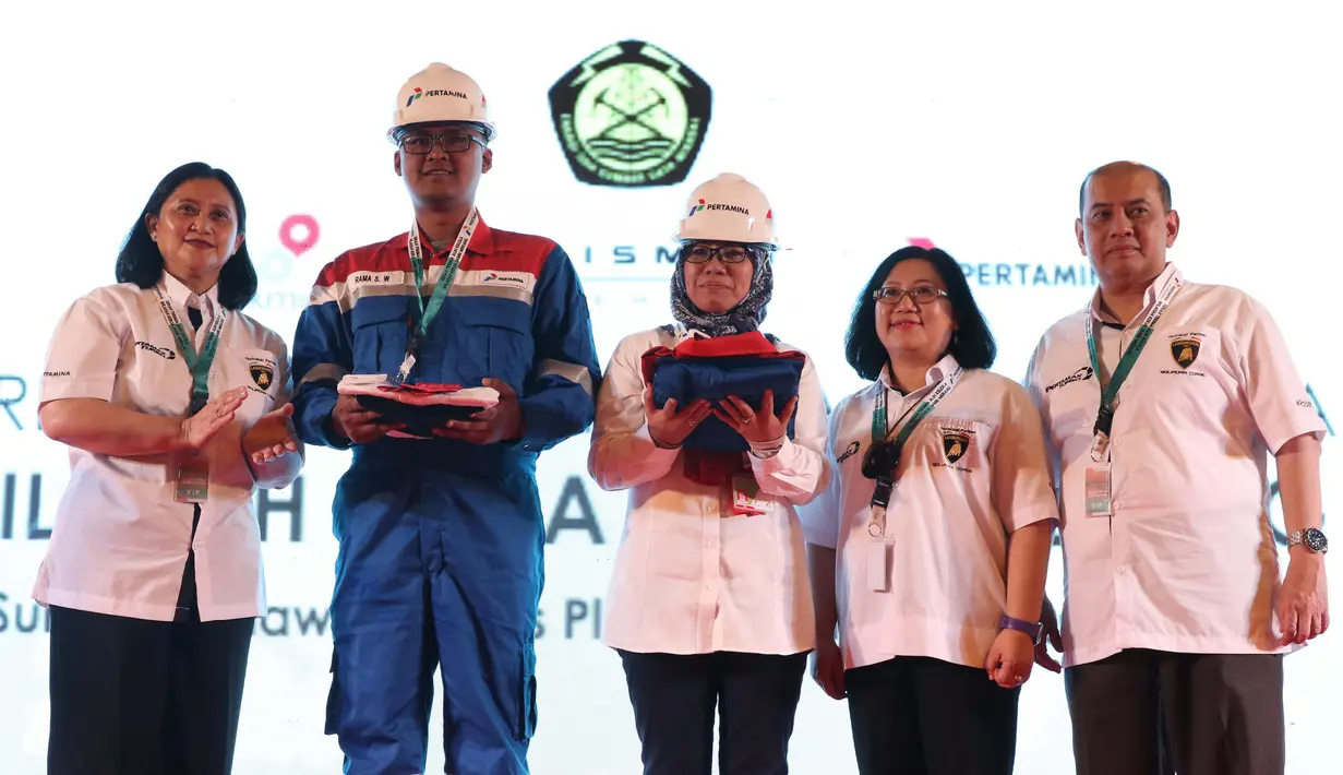 Dirut Pertamina Hulu Energi, Meidawati (kiri) berfoto bersama perwakilan karyawan saat Seremoni Serah Terima Alih Kelola Wilayah Kerja Jambi Merang di Sungai Kenawang Gas Plant, Sumatera Selatan, Sabtu (9/2). (Liputan6.com/Helmi Fithriansyah)