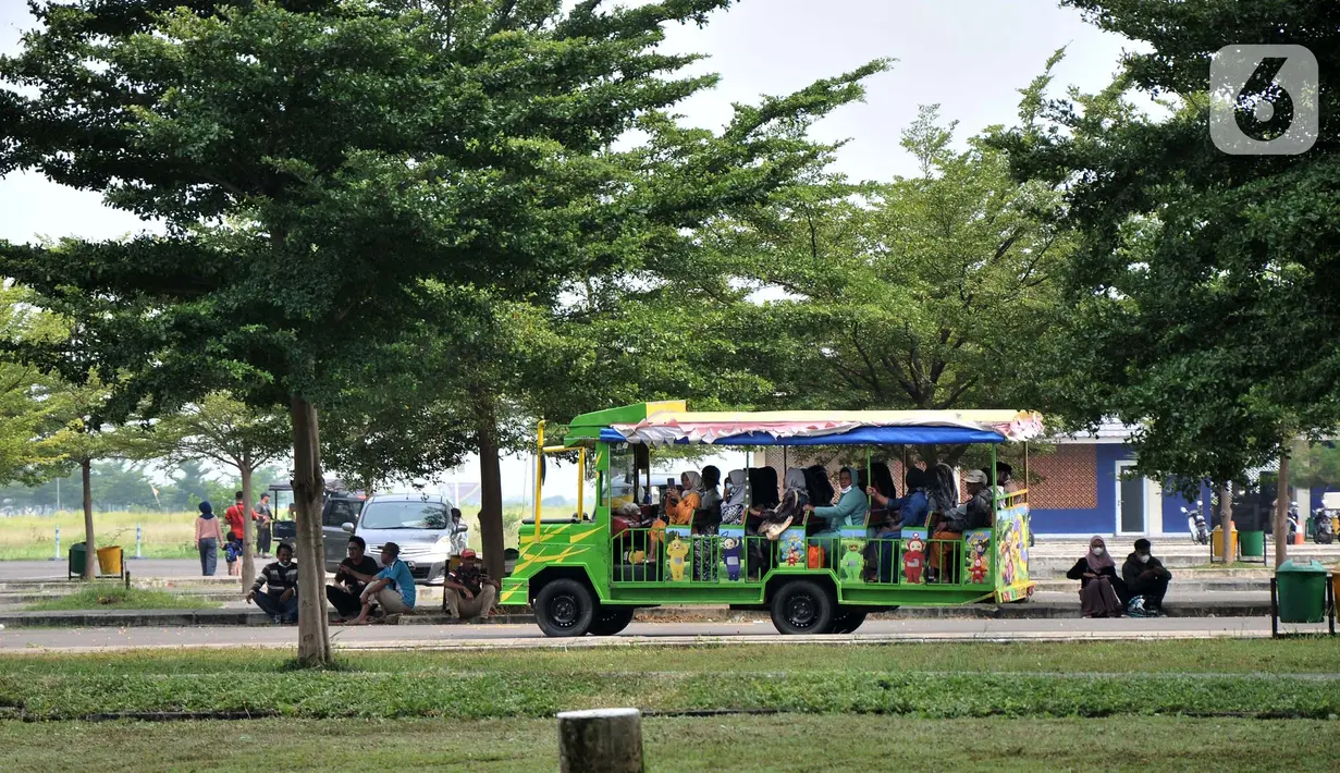 Warga menggunakan odong-odong saat berkunjung ke Bandara Internasional Jawa Barat (BIJB) Kertajati, Kabupaten Majalengka. Jawa Barat, Minggu (30/1/2022). (merdeka.com/Iqbal S. Nugroho)