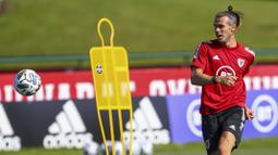 Pemain Timnas Wales, Gareth Bale, saat mengikuti latihan jelang laga UEFA Nations League di Hensol, South Wales, Senin (31/8/2020). Wales akan berhadapan dengan Finlandia. (AFP/Geoff Caddick)