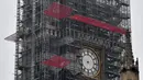 Kondisi jam Big Ben yang tidak ada jarumnya karena sedang dilakukan perbaikan dan pembersihan di London, Inggris (12/4). Renovasi besar ini sebelumnya diumumkan oleh House of Commons pada Senin, 14 Agustus 2017 lalu. (AFP Photo/Ben Stansall)