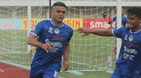 Selebrasi gol yang Cristian Gonzales ke gawang Madura FC di Stadion Mandala Krida, Yogyakarta, Senin (23/9/2019). (Bola.com/Vincentius Atmaja)