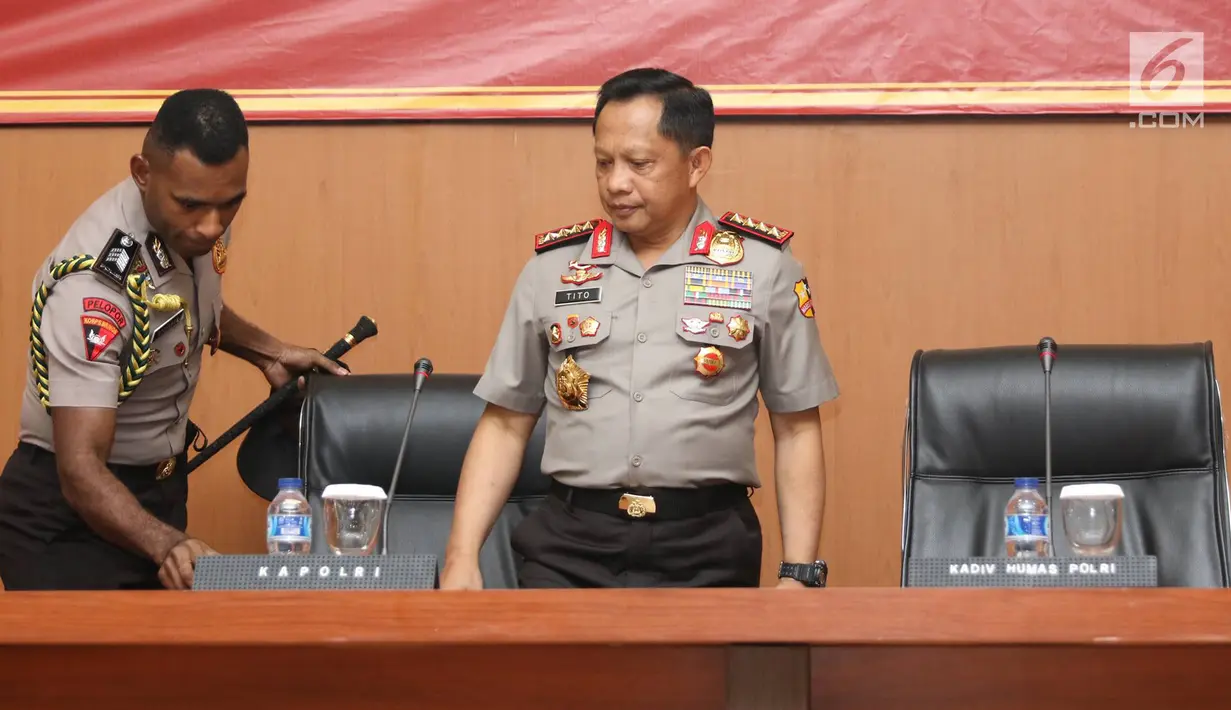 Kapolri Jenderal Tito Karnavian saat tiba untuk memberikan keterangan pers terkait Bom Kampung Melayu di RS Polri Kramat Jati, Jakarta (26/5). (Liputan6.com/Immanuel Antonius)