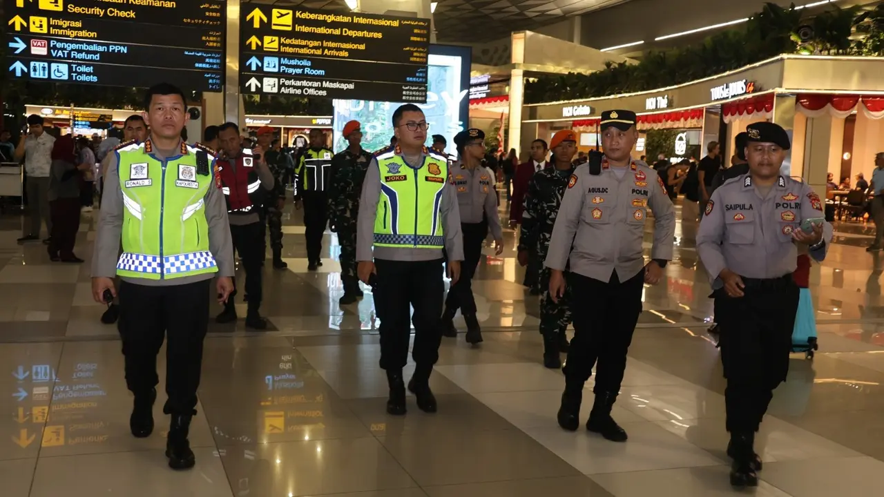 Personel Polresta Bandara Soekarno Hatta (Soetta) dan TNI, menggelar patroli skala besar dan menyisir wilayah hukum pada Minggu (31/8/2025).