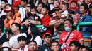 Suporter Cilik saat menyaksikan pertandingan Persija Jakarta melawan Arema FC pada laga BRI Liga 1 di Stadion Patriot Candrabhaga, Bekasi, Minggu (12/2/2023). Tribun penonton tertib tanpa asap membuat anak-anak bisa hadir langsung ke stadion. (Bola.com/M Iqbal Ichsan)