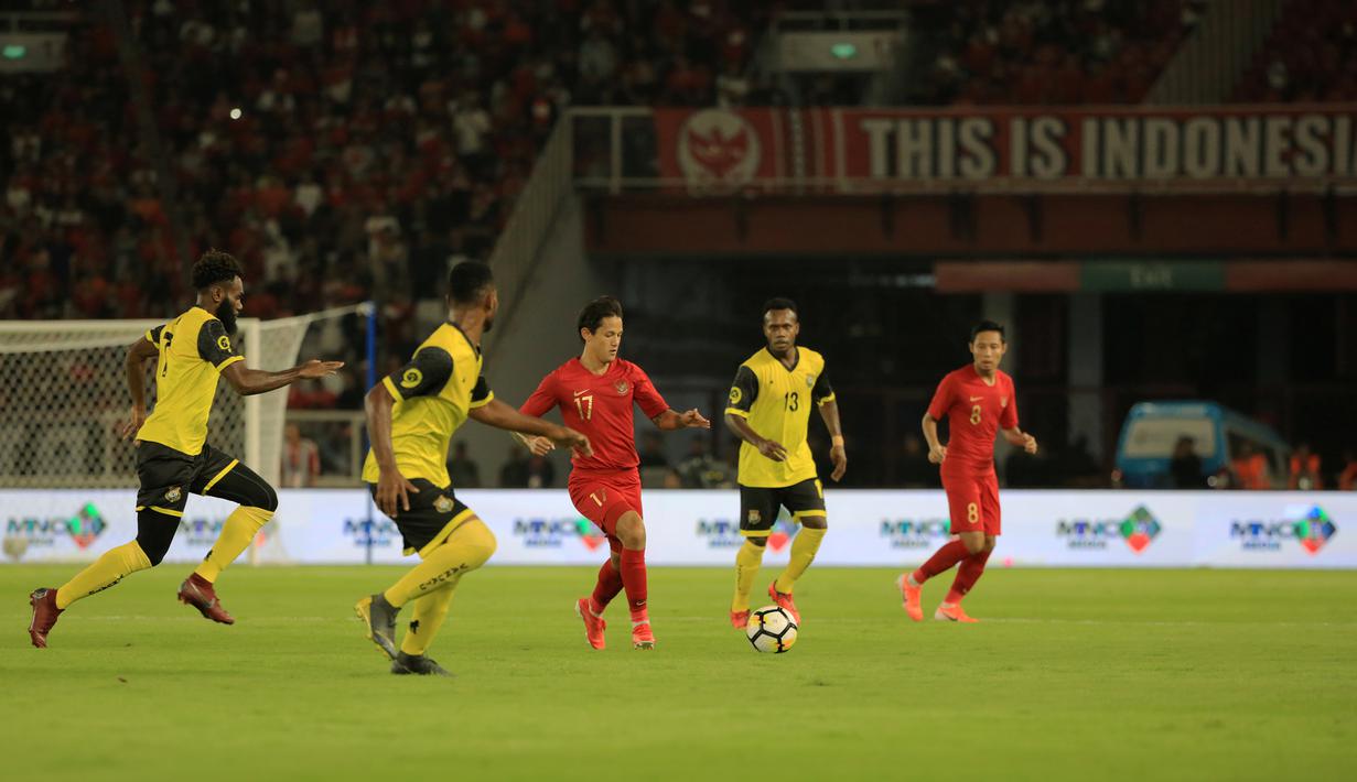Striker Timnas Indonesia, Irfan Bachdim, menggiring bola saat melawan Vanuatu pada laga persahabatan di SUGBK, Jakarta, Sabtu (15/6). Indonesia menang 6-0 atas Vanuatu. (Bola.com/Yoppy Renato)