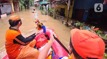 Petugas PPSU membawa bantuan nasi bungkus untuk warga yang bertahan saat banjir di kawasan pemukiman Jalan Bango, Pondok Labu, Jakarta Selatan, Sabtu (20/2/2021). Banjir akibat luapan Kali Krukut yang melanda sejak semalam menyebabkan pemukiman tergenang hingga dua meter. (merdeka.com/Arie Basuki)