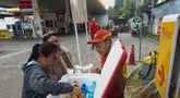 Hal ini lantaran mini market di dalam SPBU swasta tersebut tetap beroperasional, sehingga para pegawai terpaksa harus menawarkan produk lain selain BBM agar tetap produktif. (merdeka.com/Arie Basuki)