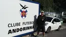 Jurnalis Bola.com, Reza Khomaini, berpose di depan klub sepak bola CF Andorinha di Kawasan San Antonio, Funchal, Portugal. Klub tersebut merupakan tempat awal Cristiano Ronaldo meniti karir sebagai pesepak bola. (Bola.com/Reza Khomaini)