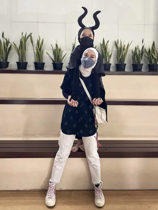 Denim warna putih juga bisa menjadi pilihan seperti Zaskia Adya Mecca. Dipadukan atasa kemeja panjang hitam bermotif. (@zaskiadyamecca)