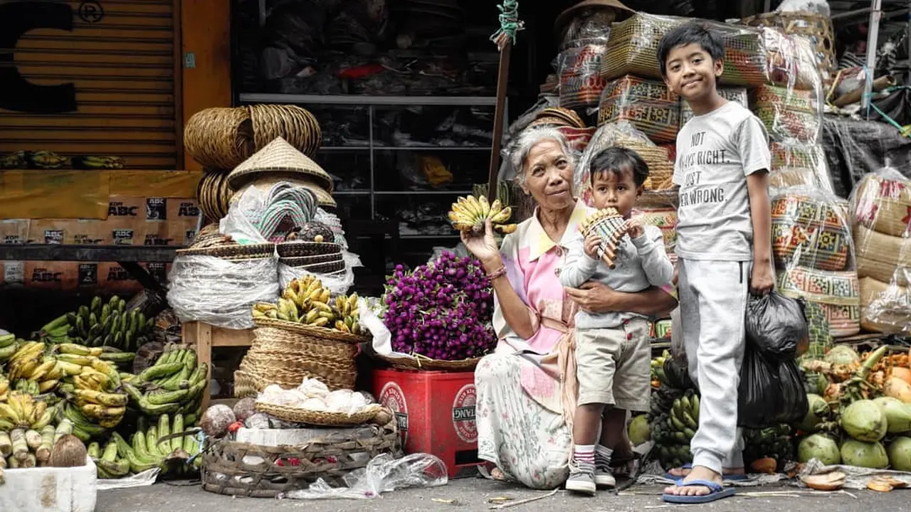 [Bintang] 8 Foto Keseruan Keluarga Dwi Sason - Widi Mulia di Pasar Tradisional