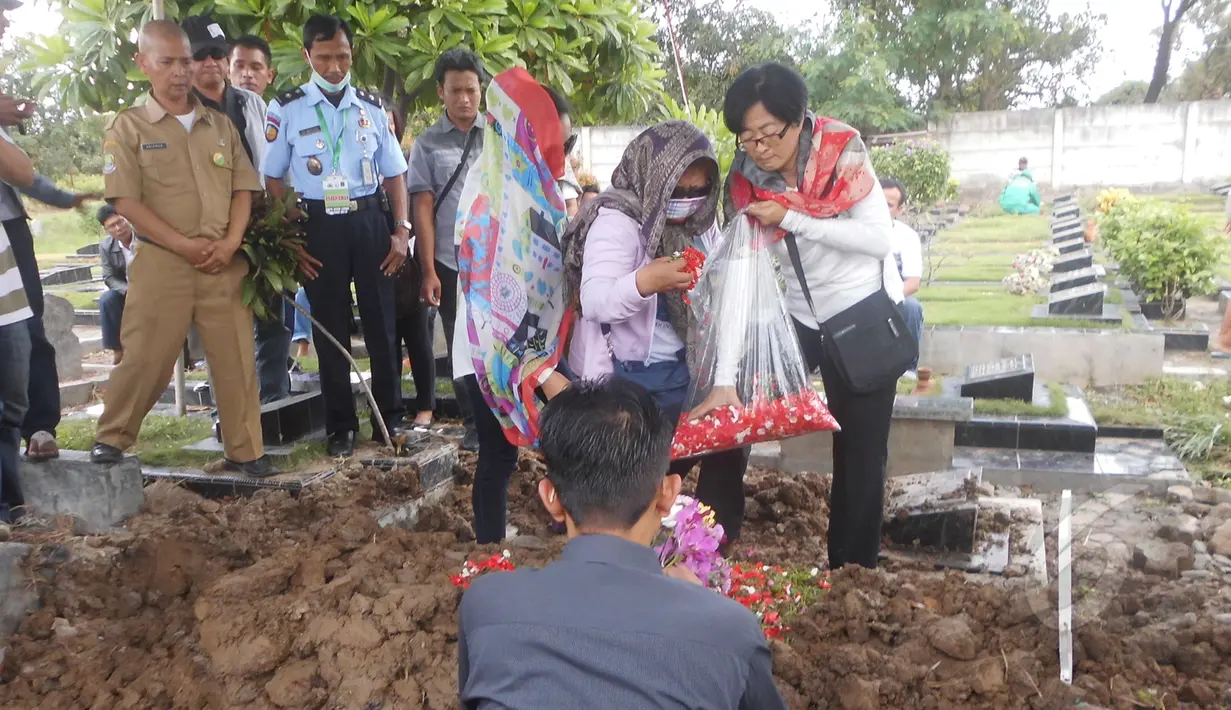 Keluarga Martin Anderson menaburkan bunga di makam Martin Anderson, TPU Perwira, Bekasi Utara, Kota Bekasi, Jawa Barat Rabu (29/4/2015). (Liputan6.com/Rahmat Hidayat)