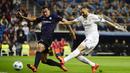 Real Madrid, Karim Benzema (kanan) menendang bola melewati pemain Malmo FF, Felipe Carvalho pada lanjutan Liga Champions Grup A di Stadion Satiago Bernabeu, Rabu (9/12/2015) dini hari WIB. (AFP Photo/ Pierre-Philippe Marcou)