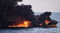 Kapal tanker Iran Sanchi kembali terbakar dan kemudian tenggelam (14/1/2018) di laut lepas China. Otoritas menyebut tak ada korban selamat (AFP)