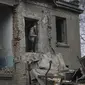 Seorang pria melihat keluar dari  bangsal bersalin rumah sakit yang rusak di Vilniansk, wilayah Zaporizhzhia, Rabu (23/11/2022). Serangan roket Rusia itu terjadi saat proses bersalin sedang berlangsung di rumah sakit tersebut. (AP Photo/Kateryna Klochko)