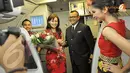 Kapten Pilot Citilink mempersembahkan rangkain bunga untuk Ika Puspitarini sebagai tanda berakhirnya fashion show di udara, yang untuk pertama kalinya digelar di Indonesia. (Liputan6.com/Danu Baharuddin)