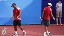 Petenis ganda putra Indonesia, Christopher Rungkat (kanan) dan Sunu Trijati saat tampil melawan S Ratiwatana/S Ratiwatana (Thailand) di nomor beregu Sea Games 2015 di Kallang Tenis Centre, Singapura, Selasa (9/6/2015). (Liputan6.com/Helmi Fithriansyah)