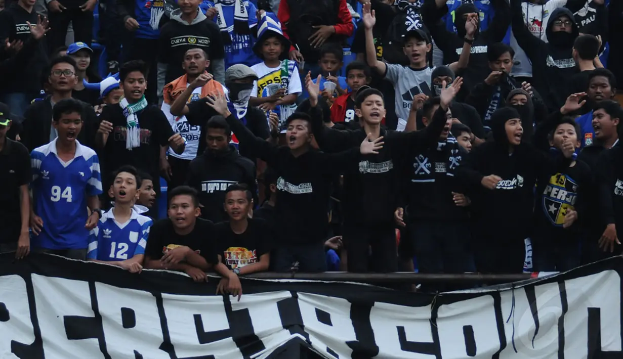 Semangat terus digelorakan para bobotoh untuk tim Persib Bandung yang berlaga melawan Barito Putera di Stadion Si Jalak Harupat, (10/6/2014). (Liputan6.com/Helmi Fithriansyah)