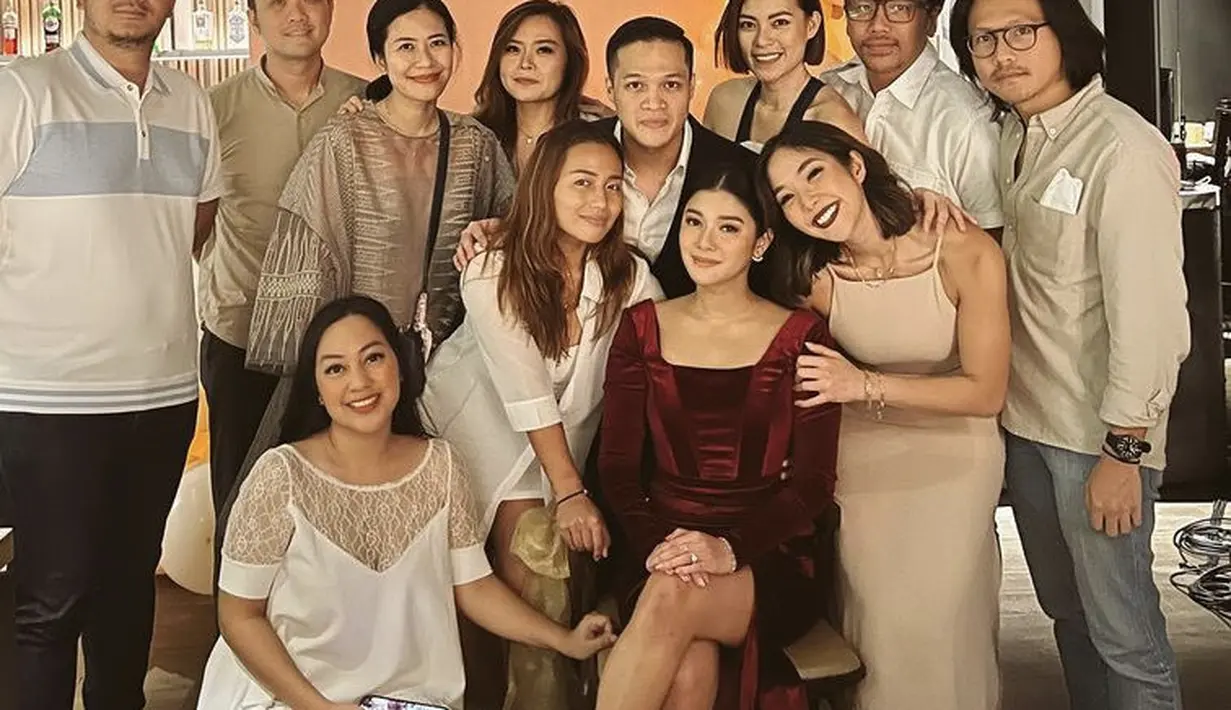 Naysilla mengenakan dress merah lengan panjang saat ulang tahun. Sedangkan Gisela mengenakan dress warna coklatnya.  @naymirdad