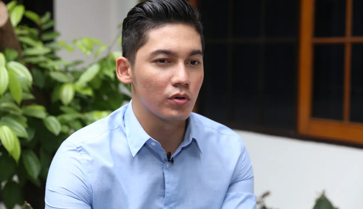 Maraknya orang ketiga dan membuat rumah tangga berantakan itu juga dibuat sinetron yang dibintangi salah satunya Samuel Zylgwyn. Ia menjadi salah satu bintang sinetron Orang Ketiga yang ditayangkan SCTV. (Nurwahyunan/Bintang.com)