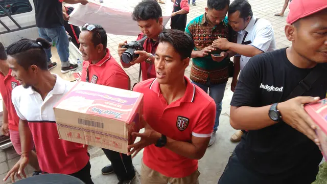 pemain, pelatih dan official Bali United, mendatangi pos pengungsian bencana Gunung Agung