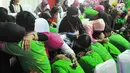 Momen haru saat para ibu dan anak mereka berpelukan di Lembaga Pembinaan Khusus Anak (LPKA) Kelas 1 Tangerang, Banten (17/4). Para ibu dan narapidana anak tak dapat menahan air mata dalam ritual membasuh kaki ibu ini. (Merdeka.com/Arie Basuki)