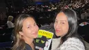 Pevita Pearce dan Anya Geraldine saat nonton Broadway di New York. (Foto: Instagram/ @pevpearce).