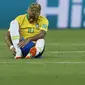 Ekspresi pemain Brasil, Neymar saat terjatuh dalam laga penyisihan Grup E Piala Dunia 2018 antara Brasil dan Swiss di Rostov Arena, Rostov-On-Don, Rusia, Minggu (17/6). Pertandingan berakhir dengan skor 1-1. (AP Photo/Darko Vojinovic)